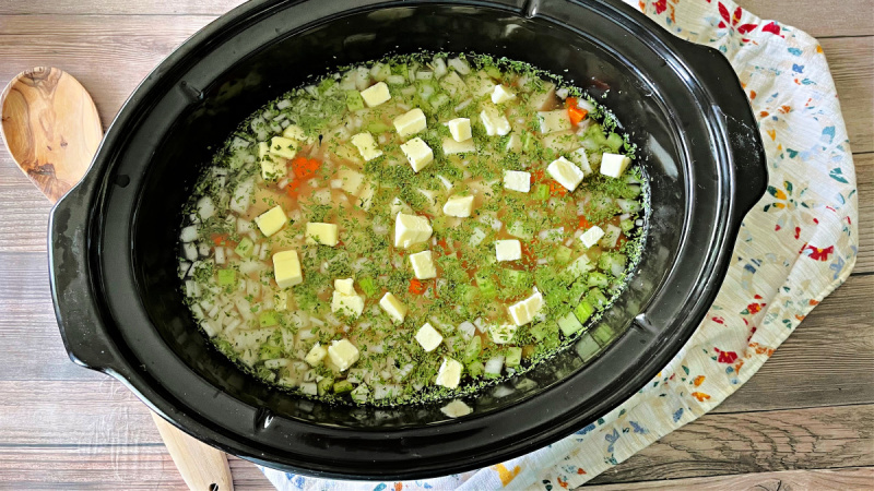   Några av ingredienserna för att göra potatissoppa i Crock Pot.