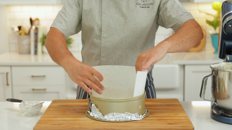 Preparazione della teglia per cheesecake
