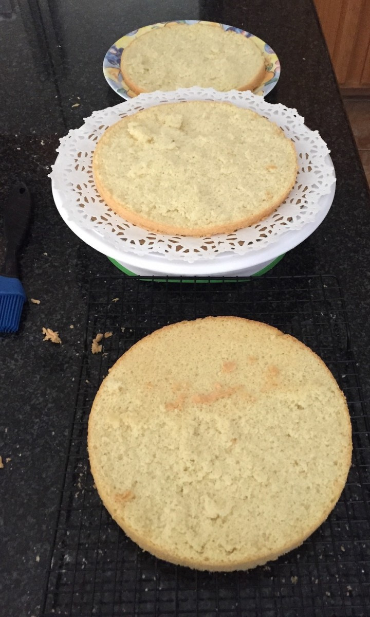   スポンジケーキの層 ラムソークを手に入れる準備ができました