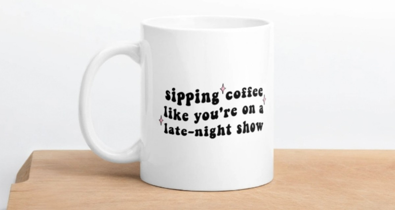 Smutta på kaffe som du var på en sena kvällsshowmugg