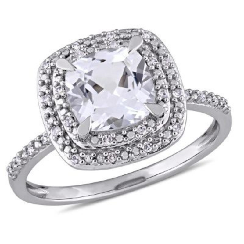   Zaffiro bianco creato in laboratorio con taglio a cuscino da 7,0 mm e 1/10 CT. TW Anello con doppia cornice di diamanti in oro bianco 10 carati