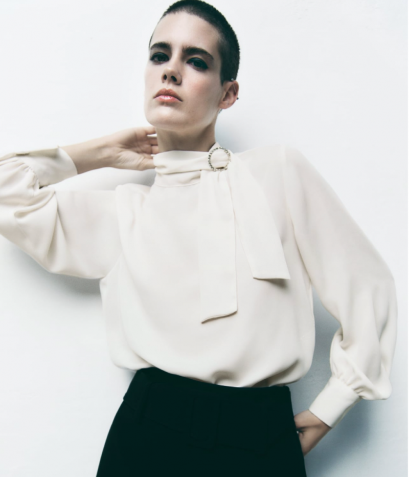   Jewel Buckle Bluse