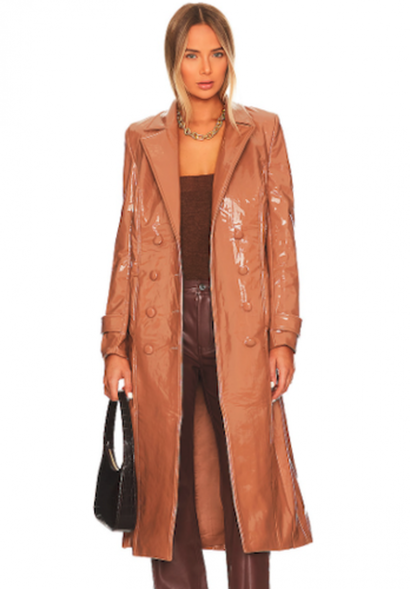 Een vrouw die een Bardot Hi-Shine Trenchcoat draagt
