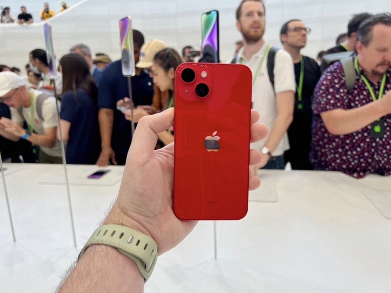 iPhone 14 σε κόκκινο χρώμα