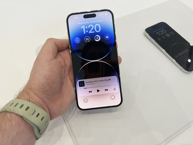 Συνεχίστε με το iPhone 14 Pro σε Silver, Dynamic Island