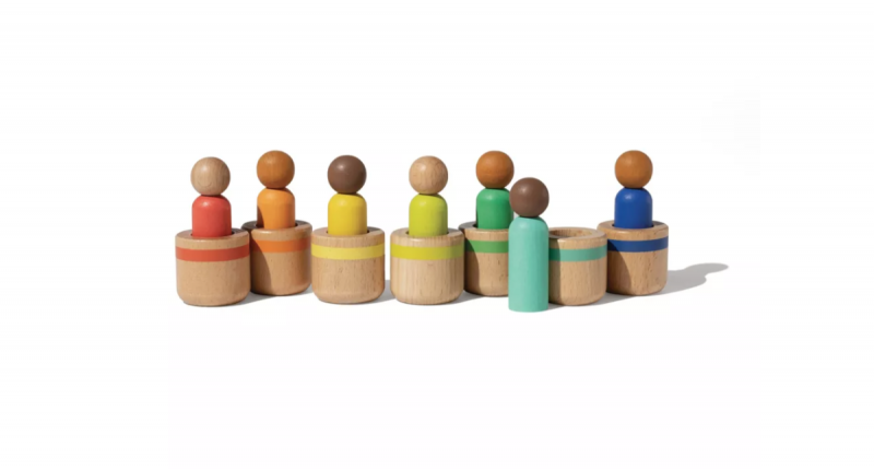   تارجت لوفيفري بوست ولعب لعبة مونتيسوري Peg People