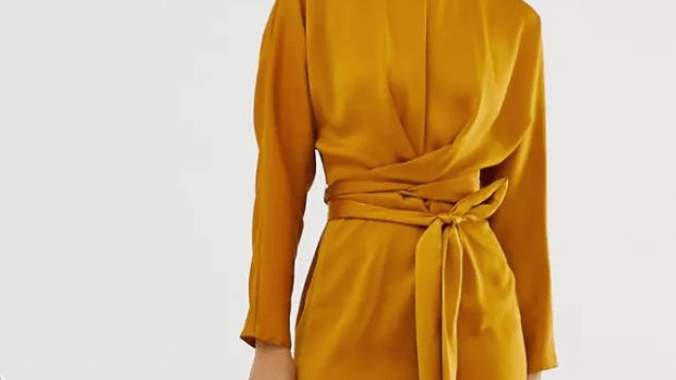   ASOS DESIGN - Vestito lungo in raso con ali a pipistrello