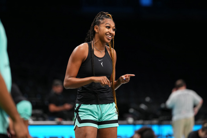 New York Liberty'den DiDi Richards #2, Brooklyn, New York'taki Barclays Center'da Los Angeles Sparks'a karşı oynanan maçtan önce gülümsüyor.