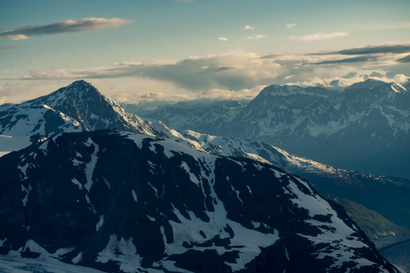 Fai arrampicata su ghiaccio sul ghiacciaio Knik in Alaska
