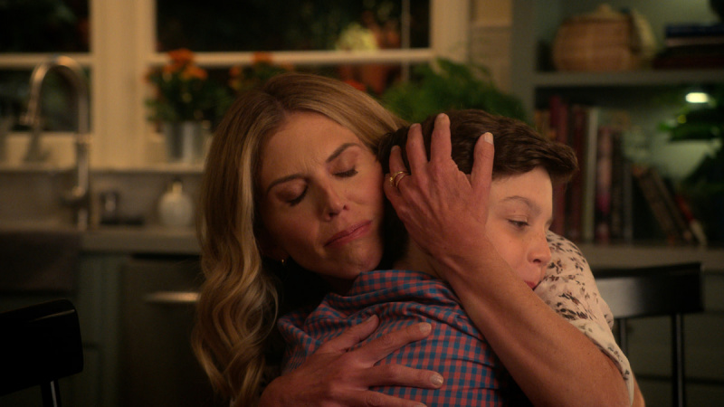 Џош и његова мама Меги деле нежни тренутак у кухињи свог дома у Аппле ТВ + серији Најбољи фудбалер