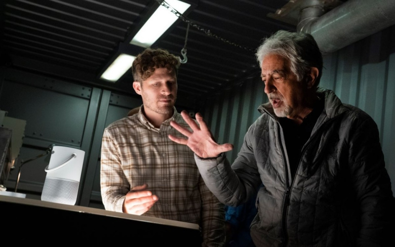   Joe Mantegna (r) režisuoja Zachą Gilfordą (l)