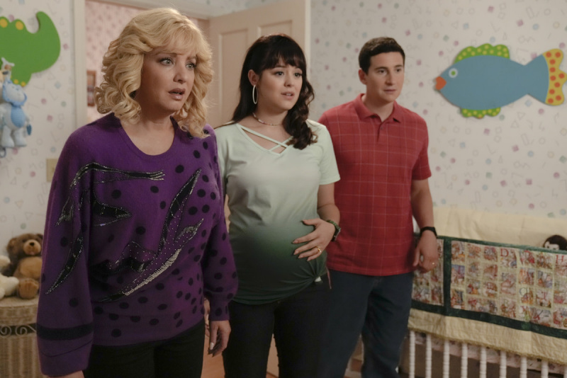   Wendy McLendon-Covey kaip Beverly Goldberg su savo televizijos dukra Erica (Hayley Orrantia ir žentu Geoffu (Samas Lerneris)"The Goldbergs"