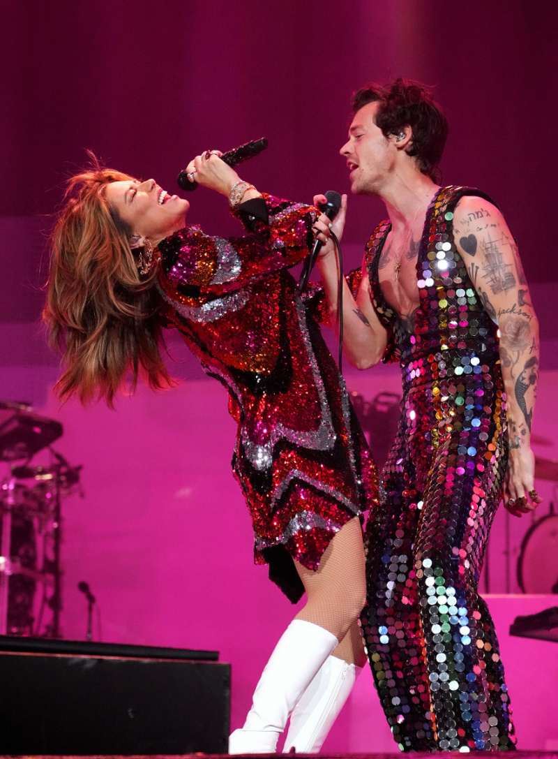  INDIO, CALIFORNIA - 15 APRILE: (L-R) Shania Twain e Harry Styles si esibiscono sul palco al Coachella Stage durante il Coachella Valley Music and Arts Festival 2019 il 15 aprile 2019 a Indio, California. (Foto di Kevin Mazur/Getty Images per ABA)