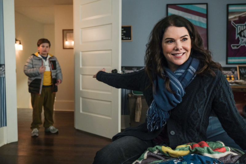   Lauren Graham als Alex Morrow sitzt in einem dunklen Raum und zeigt auf Maxwell Simkins als Nick Ganz, der in der Disney+ TV-Serie The MIighty Ducks, Game Changers hinter ihr in einer Tür steht