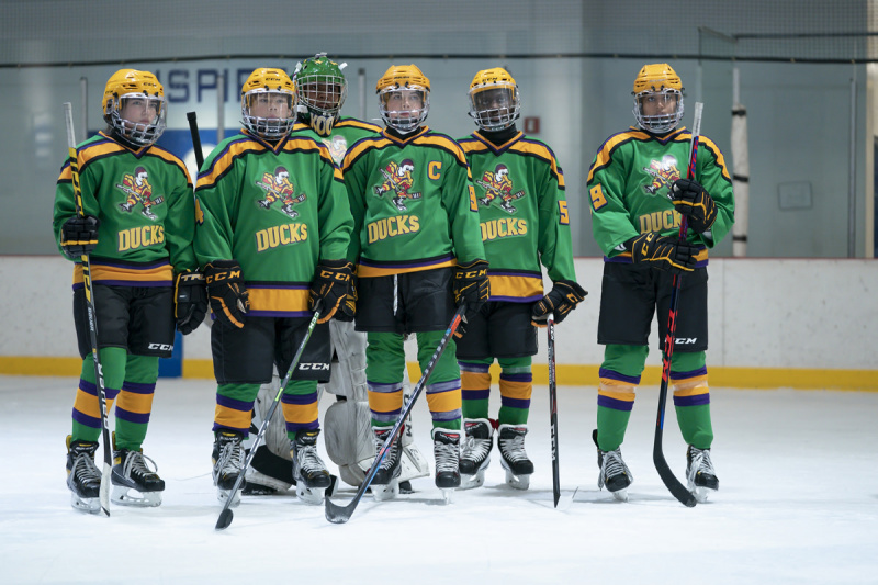   Die Mighty Ducks stehen in der Disney+ TV-Serie The MIighty Ducks, Game Changers in einer Gruppe auf dem Eis