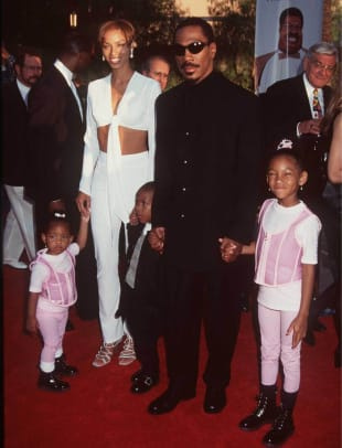   96-05-27 Universal City, Ca Eddie Murphy su žmona Nicole ir vaikais Bria ir Miles atvyksta į