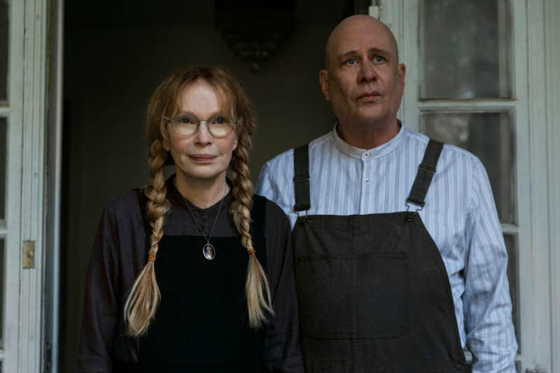   Mia Farrow som Pearl og Terry Kinney som Jasper i"The Watcher" on Netflix