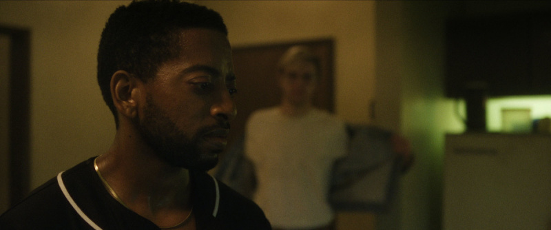   Shaun J. Brown als Tracy Edwards und Evan Peters als Jeffrey Dahmer in"DAHMER - Monster: The Jeffrey Dahmer Story" on Netflix