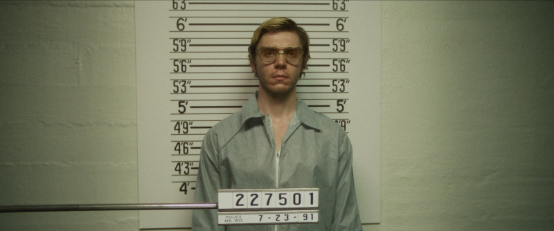   Evan Peters als Jeffrey Dahmer in"DAHMER - Monster: The Jeffrey Dahmer Story" on Netflix
