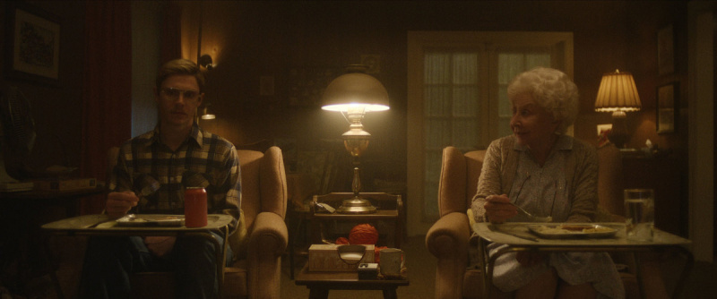   Evan Peters als Jeffrey Dahmer und Michael Learned als seine Großmutter Catherine Dahmer in"DAHMER - Monster: The Jeffrey Dahmer Story" on Netflix