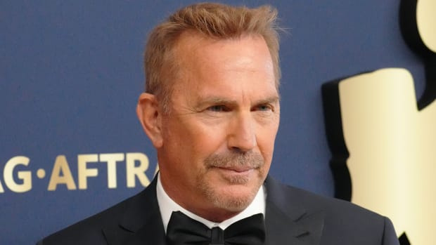  SANTA MONICA, CALIFORNIA - 27. FEBRUAR: Kevin Costner deltager i den 28. årlige Screen Actors Guild Awards i Barker Hangar den 27. februar 2019 i Santa Monica, Californien.