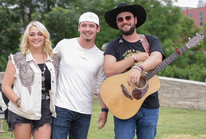   HunterGirl, Noah Thompson y Chayce Beckham en el CMA Fest 2022