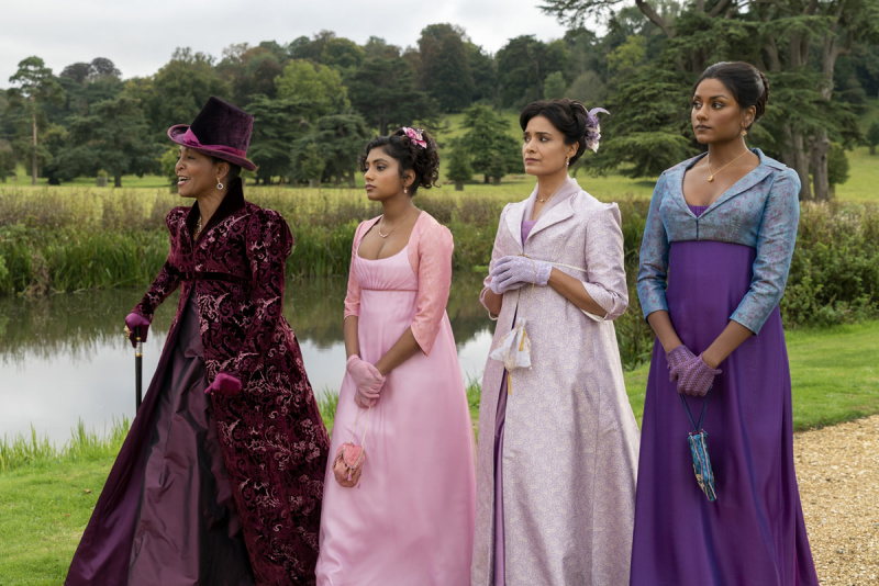 Adjoa Andoh som Lady Danbury, Charithra Chandran som Edwina Sharma, Shelley Conn som Mary Sharma og Simone Ashley som Kate Sharma på Netflix's "Bridgerton" Season 2
