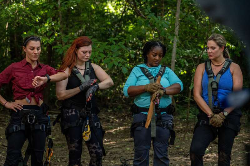   (De izquierda a derecha) Los veteranos de la telerrealidad Stephenie Kendrick, Rachel Reilly, Cirie Fields y Janelle Pierzina compiten en un episodio de Snake in the Grass.