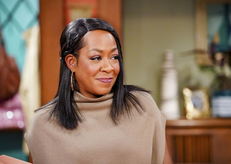   Tichina Arnold kaip Tina on"The Neighborhood" on CBS