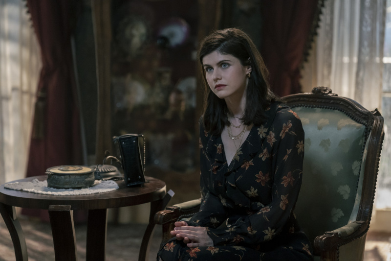 Alexandra Daddario nel ruolo della dottoressa Rowan Fielding in 'Anne Rice's Mayfair Witches" on AMC