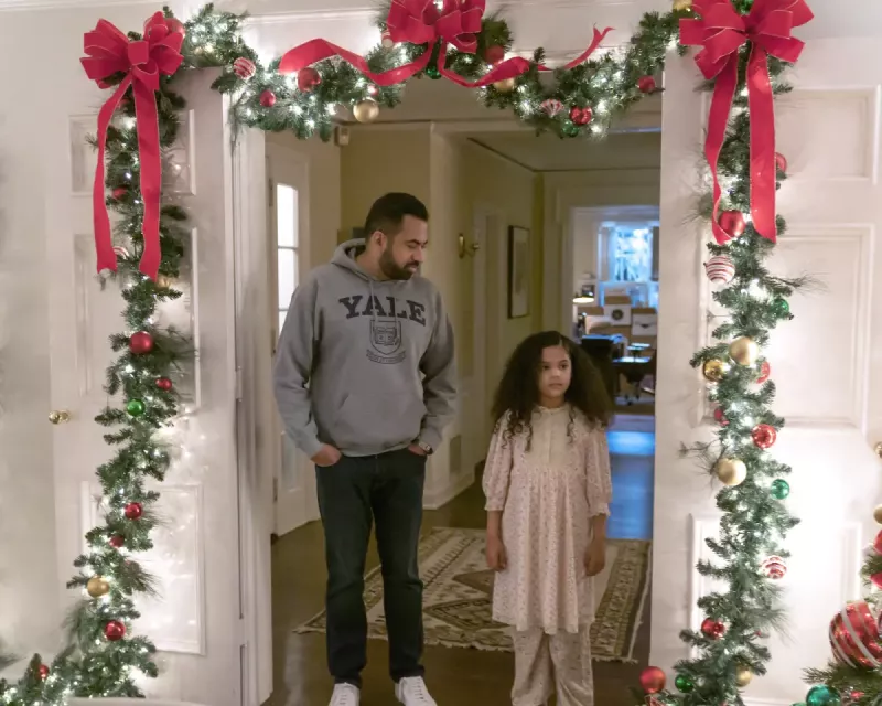   Kal Penn som Simon Choksi"The Santa Clauses" on Disney+
