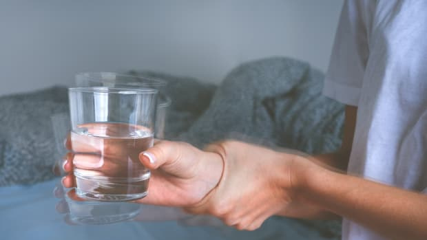  Kvinna's body jerking while drinking water before bed