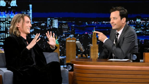   Jamie Campbell Bower ir Jimmy Fallon toliau'The Tonight Show Starring Jimmy Fallon'