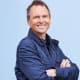   The Amazing Race & nbsp؛ المضيف فيل كيوجان.