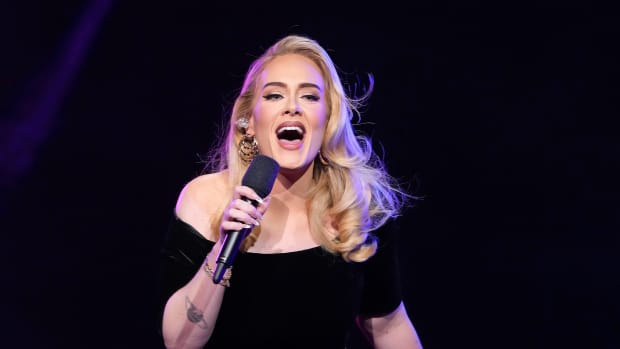  LAS VEGAS, NEVADA – LAPKRIČIO 18 d.: Adelė koncertuoja scenoje"Weekends with Adele" Residency Opening at The Colosseum at Caesars Palace on November 18, 2019 in Las Vegas, Nevada. (Photo by Kevin Mazur/Getty Images for AD)