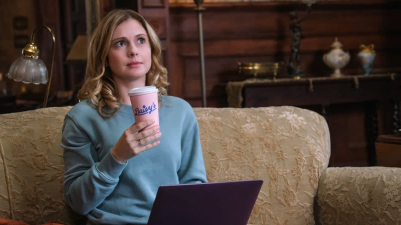   Rose McIver som Samantha Arondekar i CBS' "Ghosts"