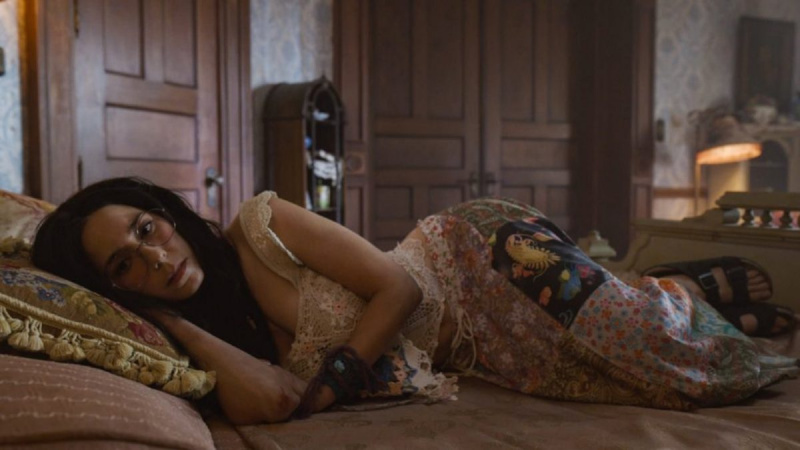   Sheila Carrasco som Sheila Montero (Flower) i CBS' "Ghosts"