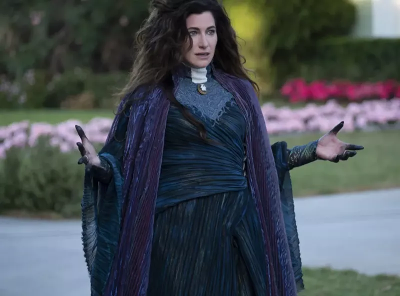   Кэтрин Хан в роли Агнес/Агаты Харкнесс в"WandaVision," a role she reprises in the spinoff series "Agatha: Coven of Chaos" from Marvel Studios on Disney+