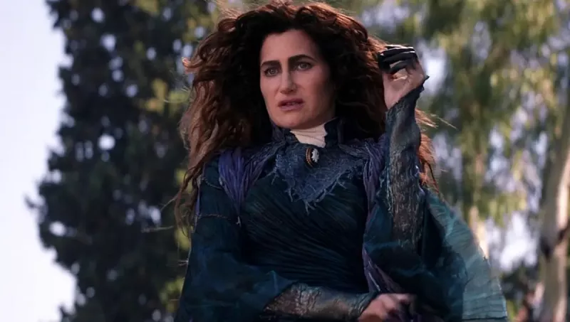   Кэтрин Хан в роли Агнес/Агаты Харкнесс в"WandaVision," a role she reprises in the spinoff series "Agatha: Coven of Chaos" from Marvel Studios on Disney+